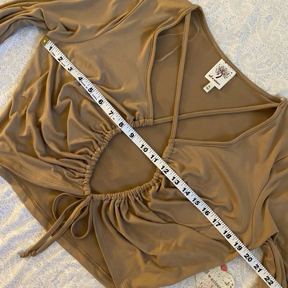 Self Esteem (juniors) scrunched cross-cross tie long sleeve crop top, camel - Picture 3 of 7